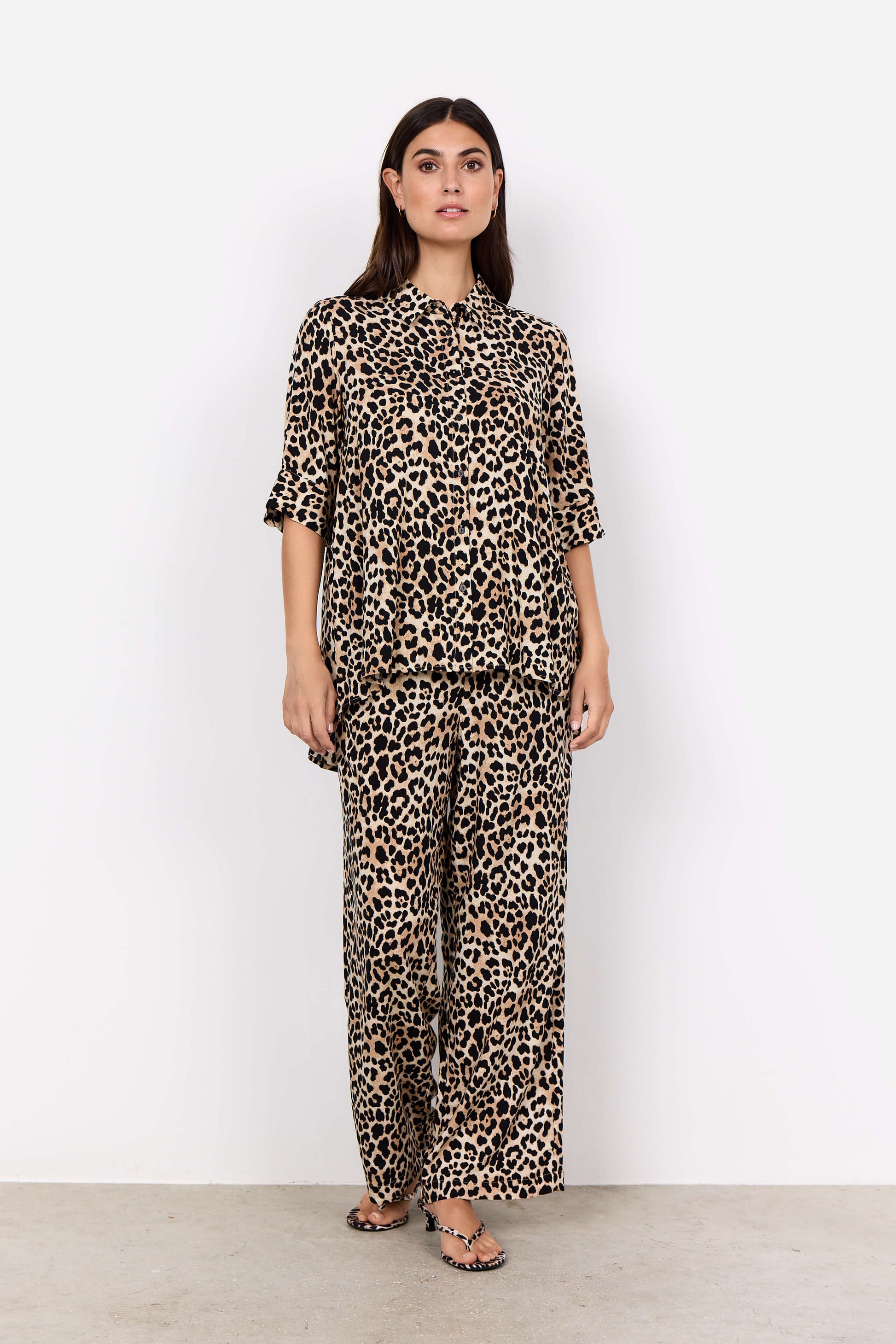 Viscose broek met wijde pijp in animal print van soyaconcept