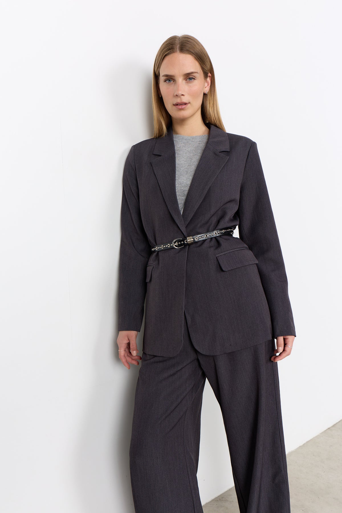 Grijze melange damesblazer met revers, knoopsluiting en taille-gordel detail