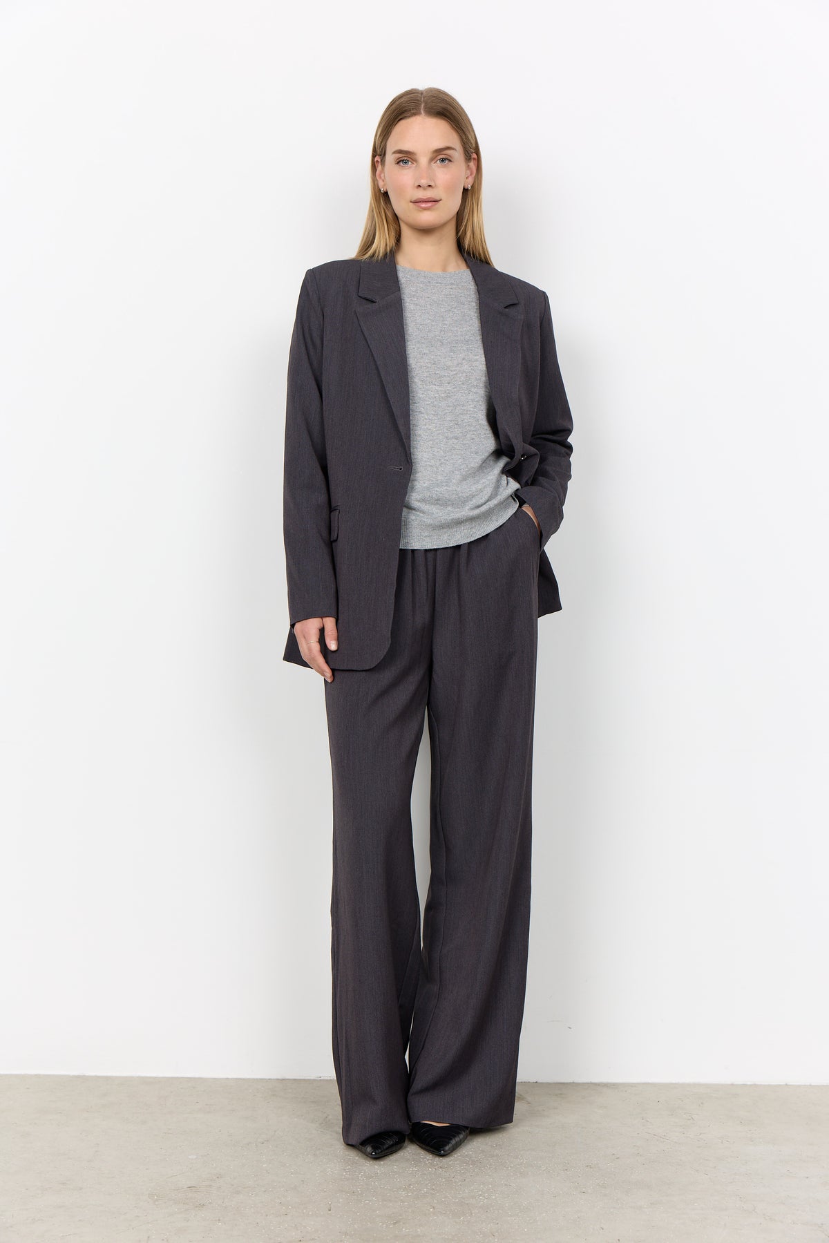 Donkergrijze blazer met revers en wijde broek; lange mouwen