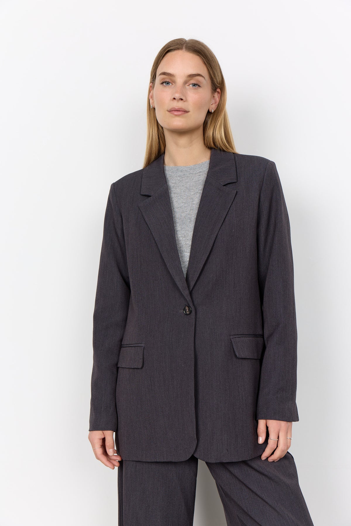 Donkergrijze damesblazer met knoopsluiting, revers en klepzakken
