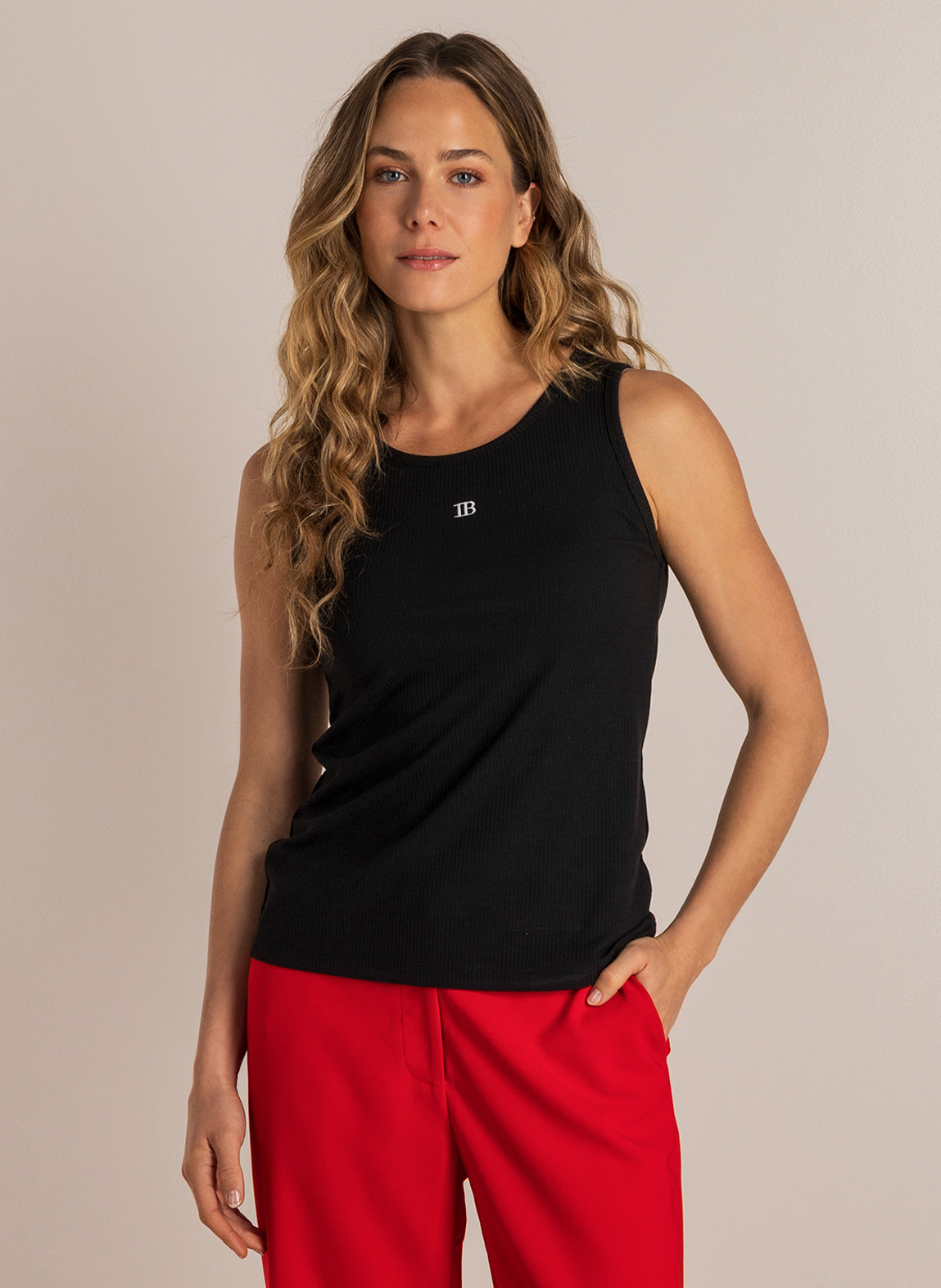 Zwarte mouwloze top met ronde hals en klein wit IB-logo op de borst