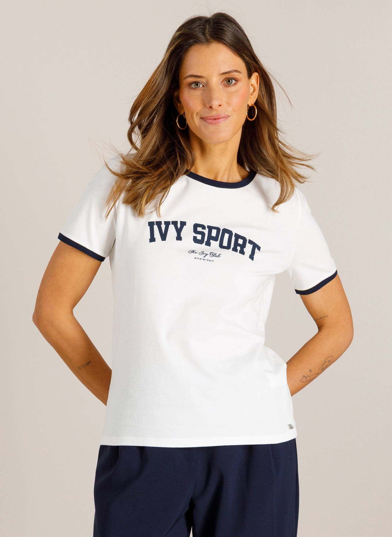 Wit T-shirt met navy kraagboord en Ivy Sport borstprint, korte mouwen