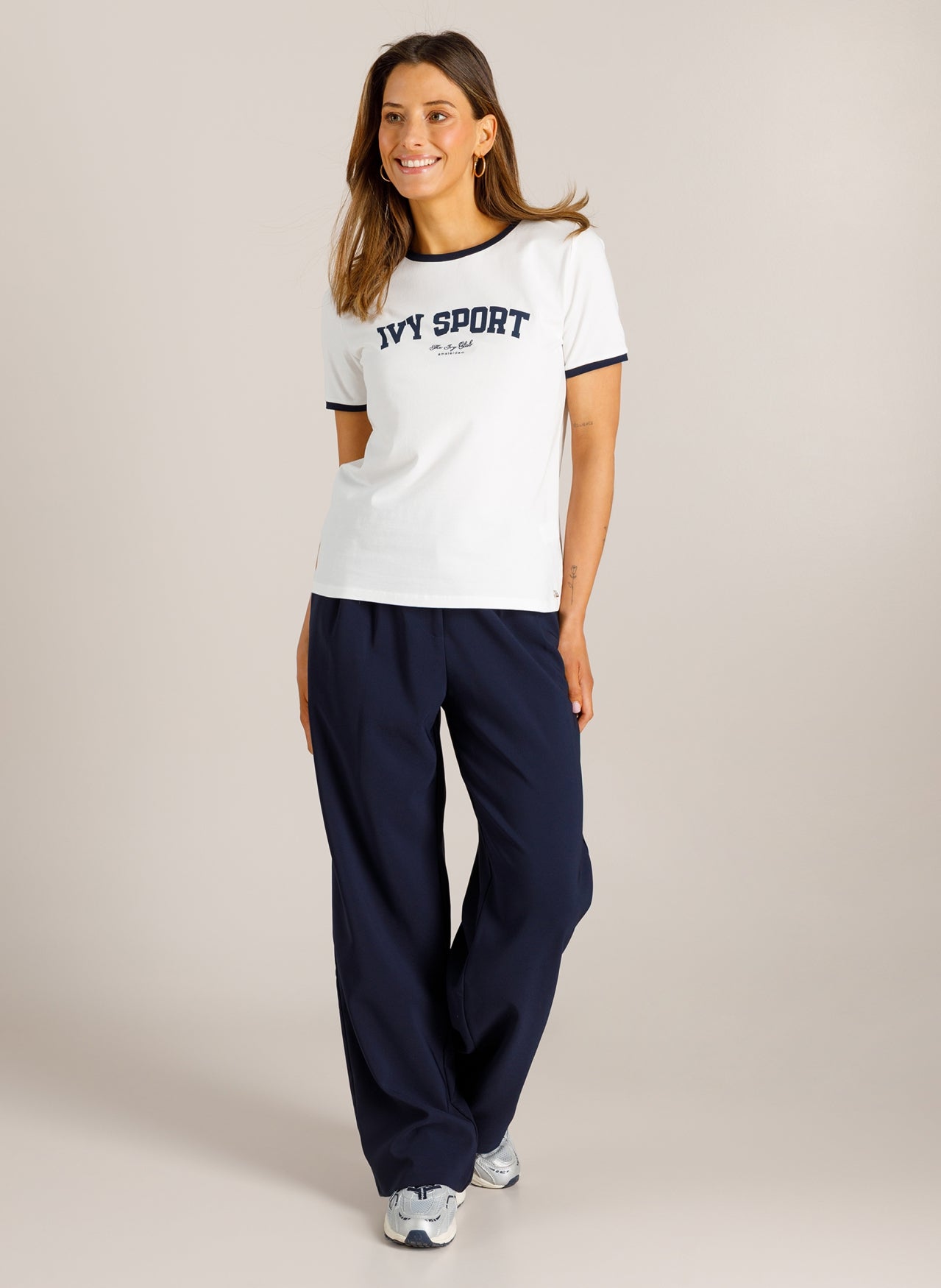 Wit T-shirt met navy halsboord en Ivy Sport opdruk, ronde hals, korte mouwen