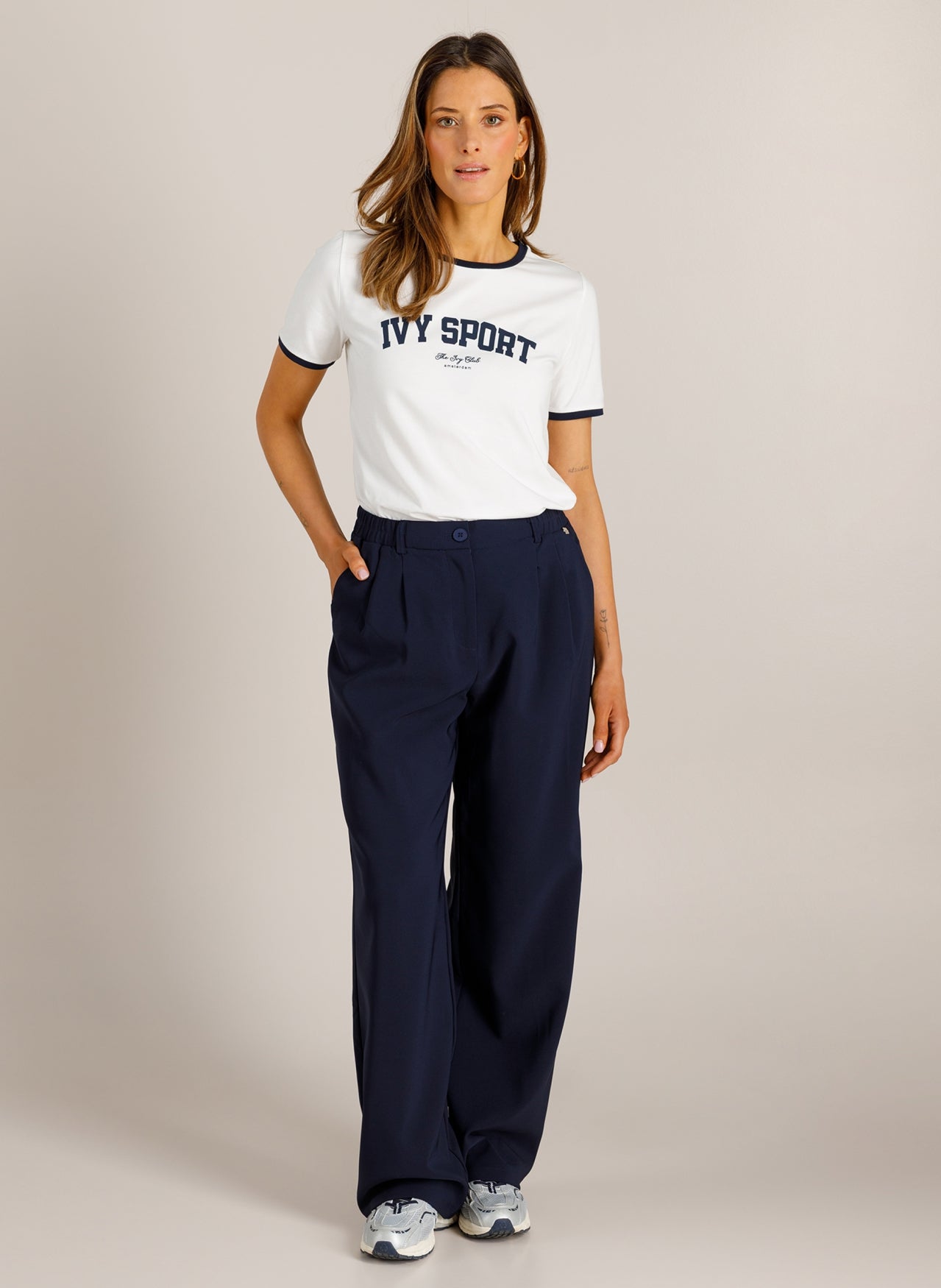 Wit T-shirt met navy halsboord en Ivy Sport borstprint, korte mouwen