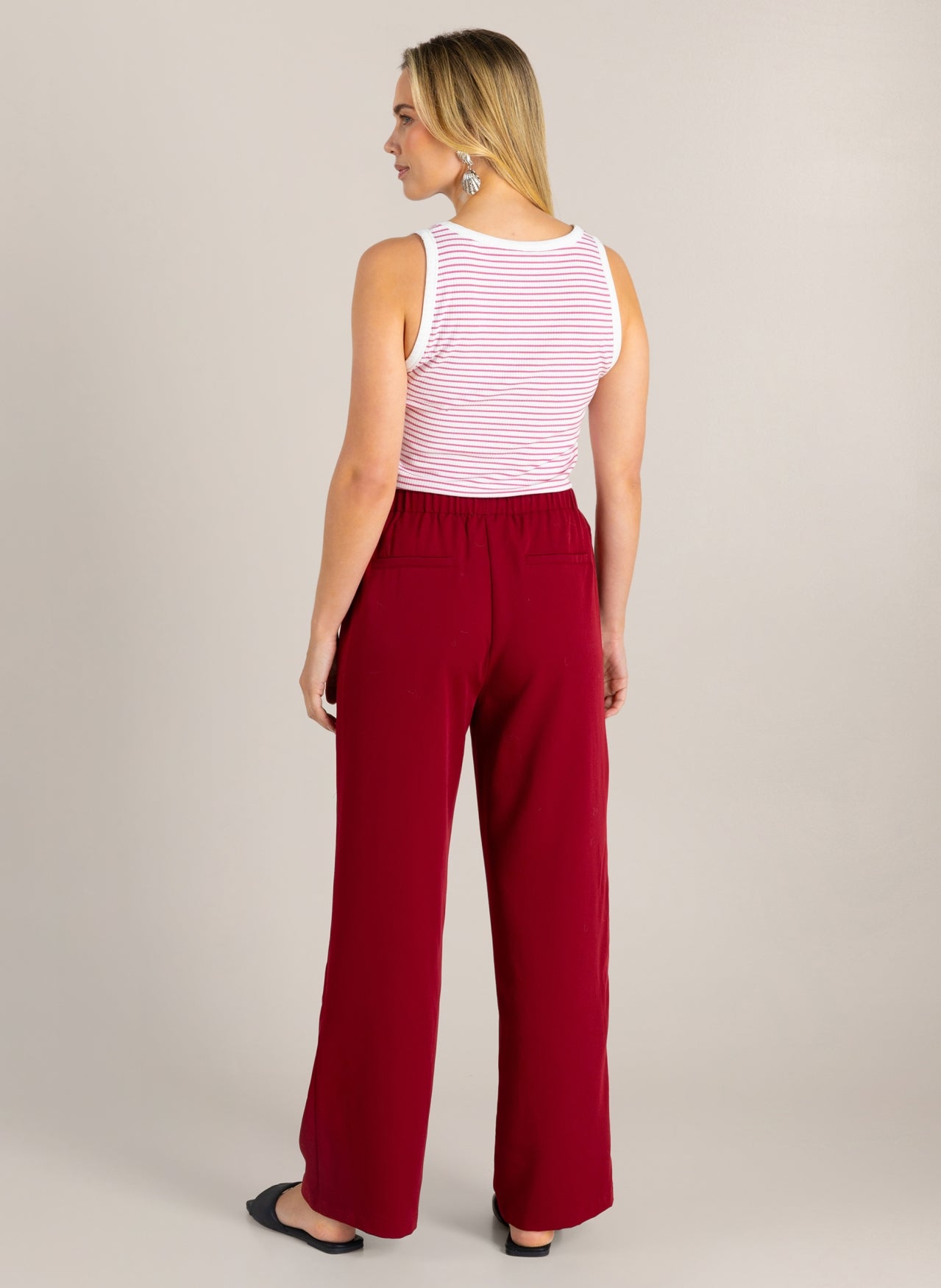 Rode wijde broek met elastische taille en wijde, lange pijpen.