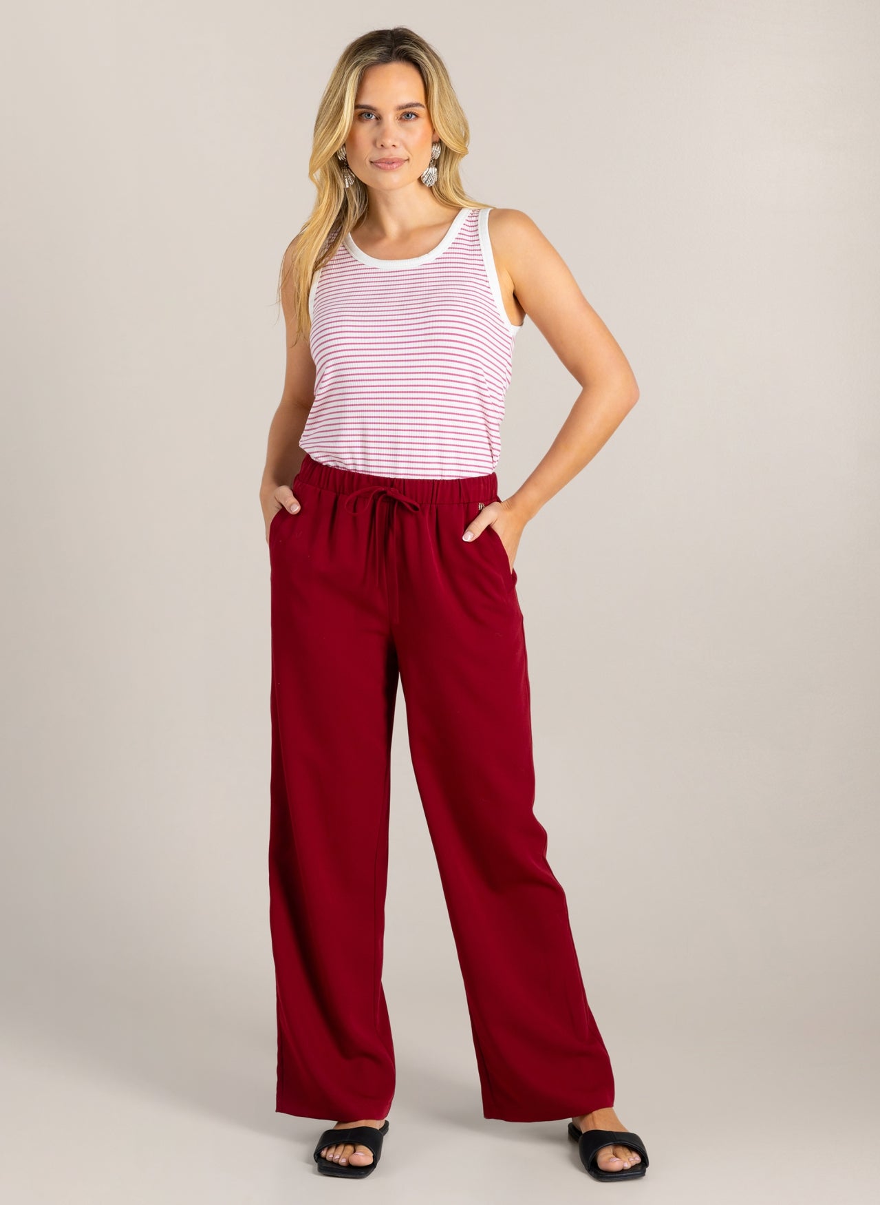 Rode wijde broek met elastische taille en brede, lange pijpen.