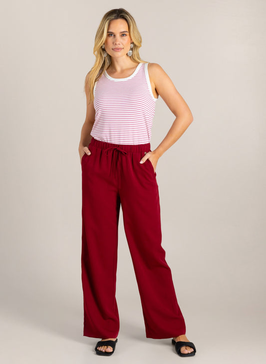 Rode wijde broek met elastische taille en brede, lange pijpen.