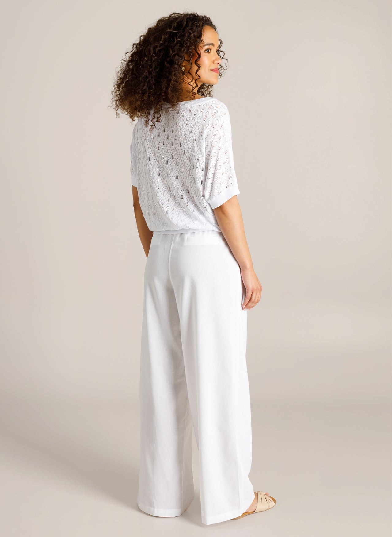 Witte top met ronde hals en korte mouwen, rimpelzoom