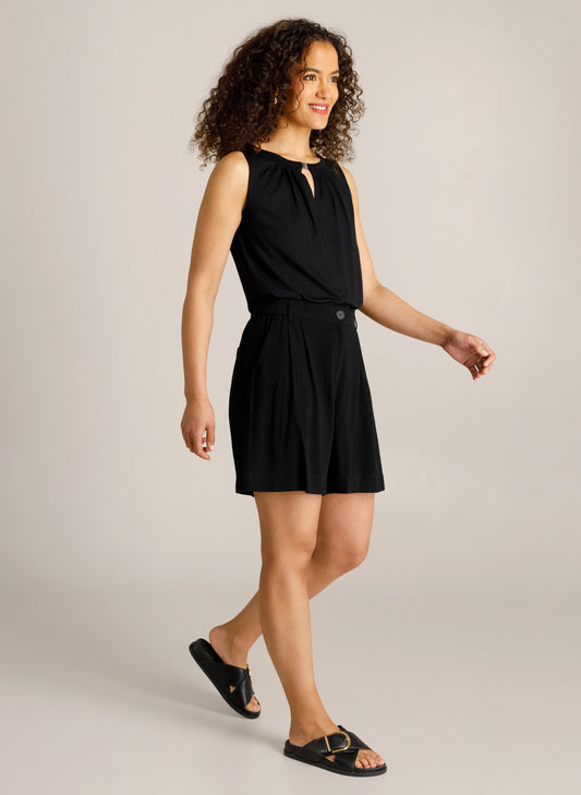 Zwarte mouwloze playsuit met riem en geplooide hals, boven de knie