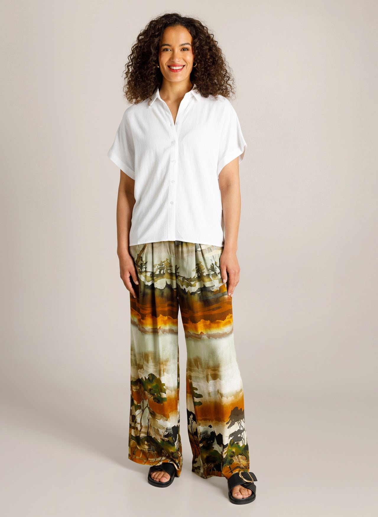 Witte blouse met opstaande kraag en korte mouwen, knoopsluiting middenvoor