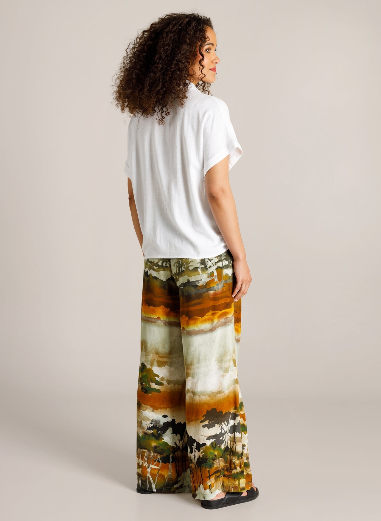 Witte blouse met korte mouwen en knoopsluiting, achteraanzicht