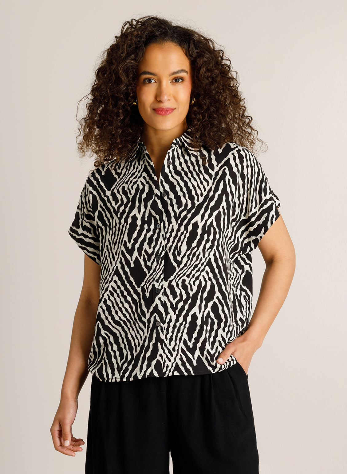 Blouse met zwart-witte zebraprint, V-hals en korte mouwen
