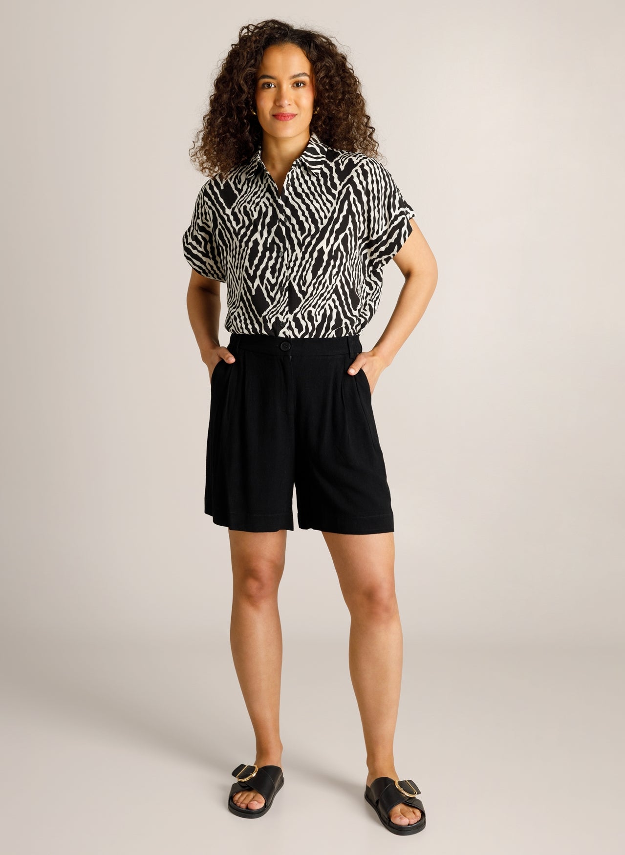 Blouse met zwart-witte zebraprint, V-hals en korte mouwen