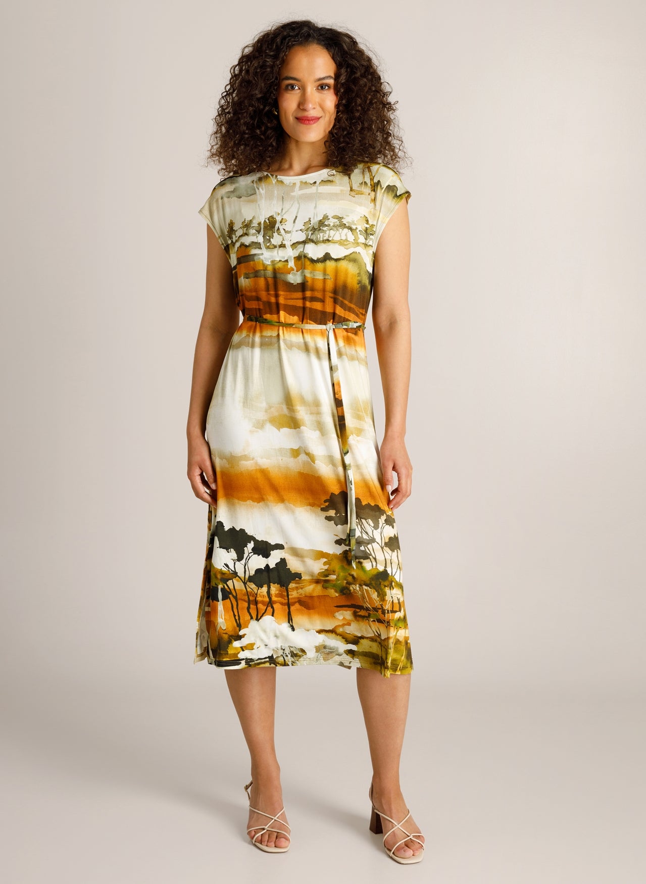 Knielange mouwloze jurk met riem en patchwork-achtige landschapprint in geel en bruin