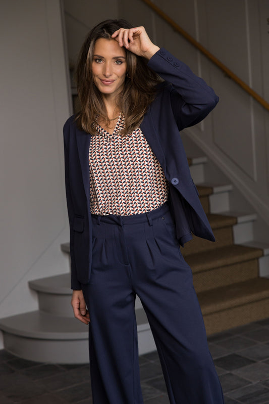Top met V-hals en korte mouwen, multikleur print zichtbaar onder blazer