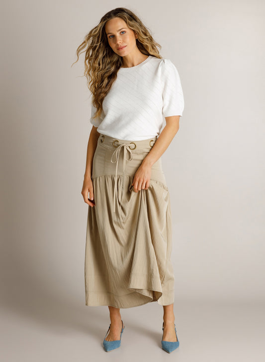 Offwhite gebreide trui met korte mouwen en ronde hals, diagonale ribstrepen