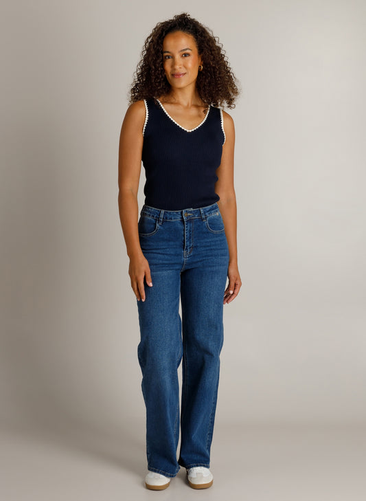 Donkerblauwe geribde tanktop met V-hals en witte afwerking