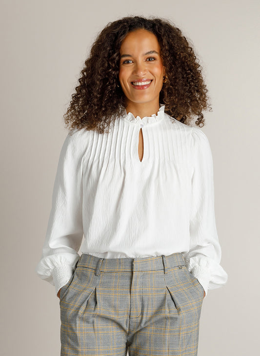 Ivy Beau blouse offwhite met opstaande kraag en sleutelgatopening