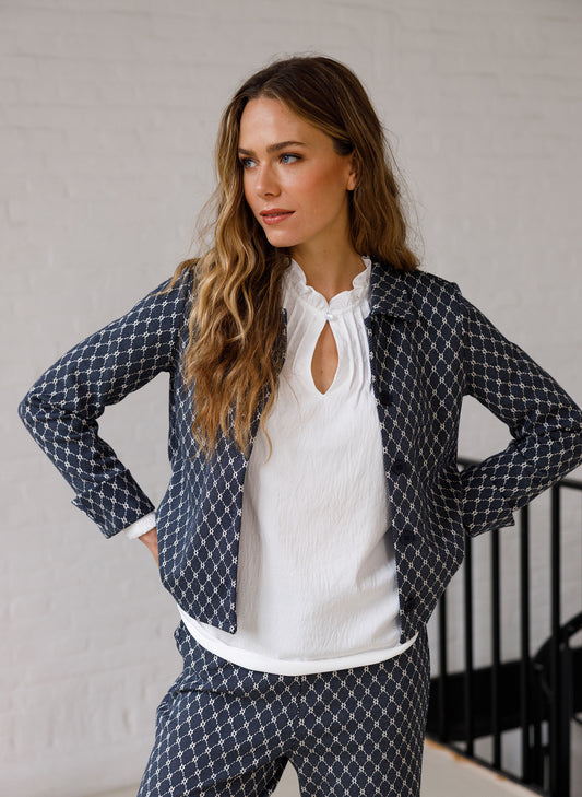 Ivy Beau blouse offwhite met opstaande kraag en sleutelgatopening, lange mouwen
