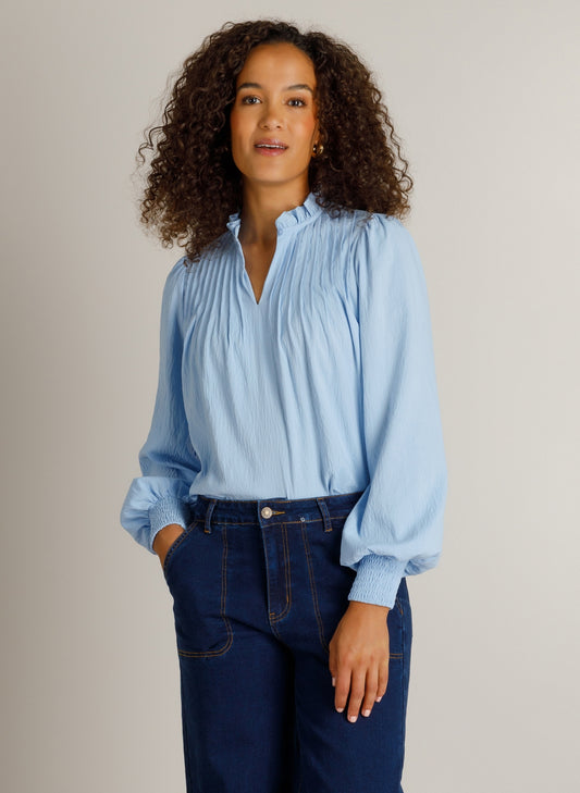 Ivy Beau blouse in lichtblauw met V-hals en plooien bij de kraag