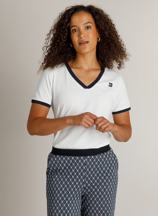Offwhite T-shirt met V-hals en marineblauwe bies, korte mouwen en klein IB-logo