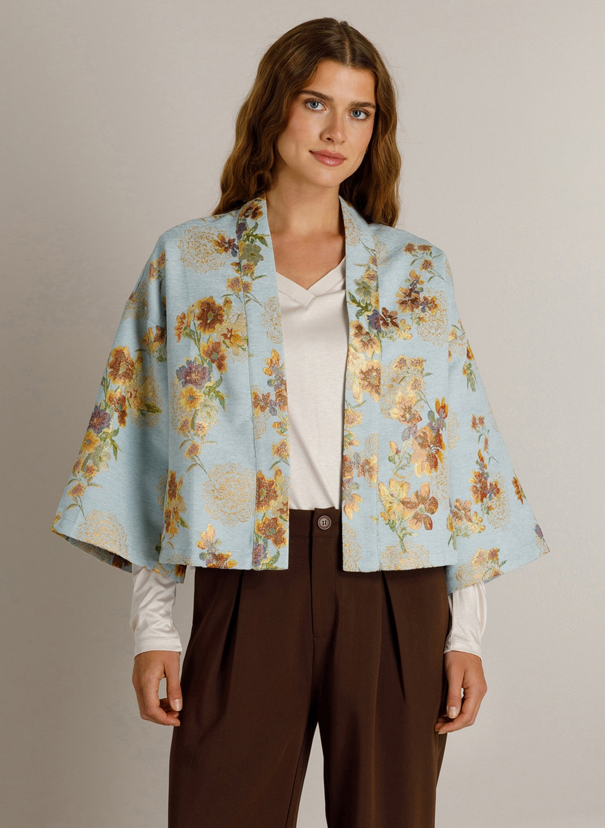 Vestjasje lichtblauw met bloemenprint, wijde mouwen en open voorpand