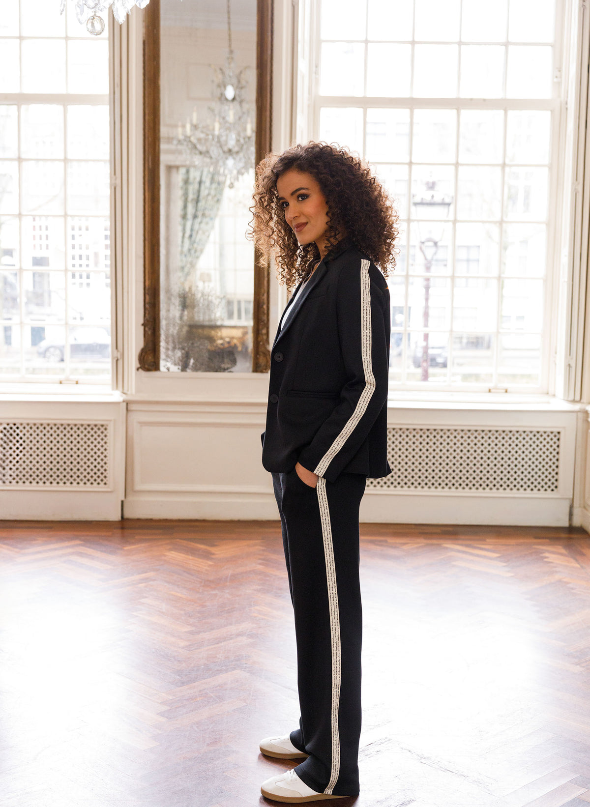 Zwarte wijde broek met elastische tailleband en zijbies langs de pijpen