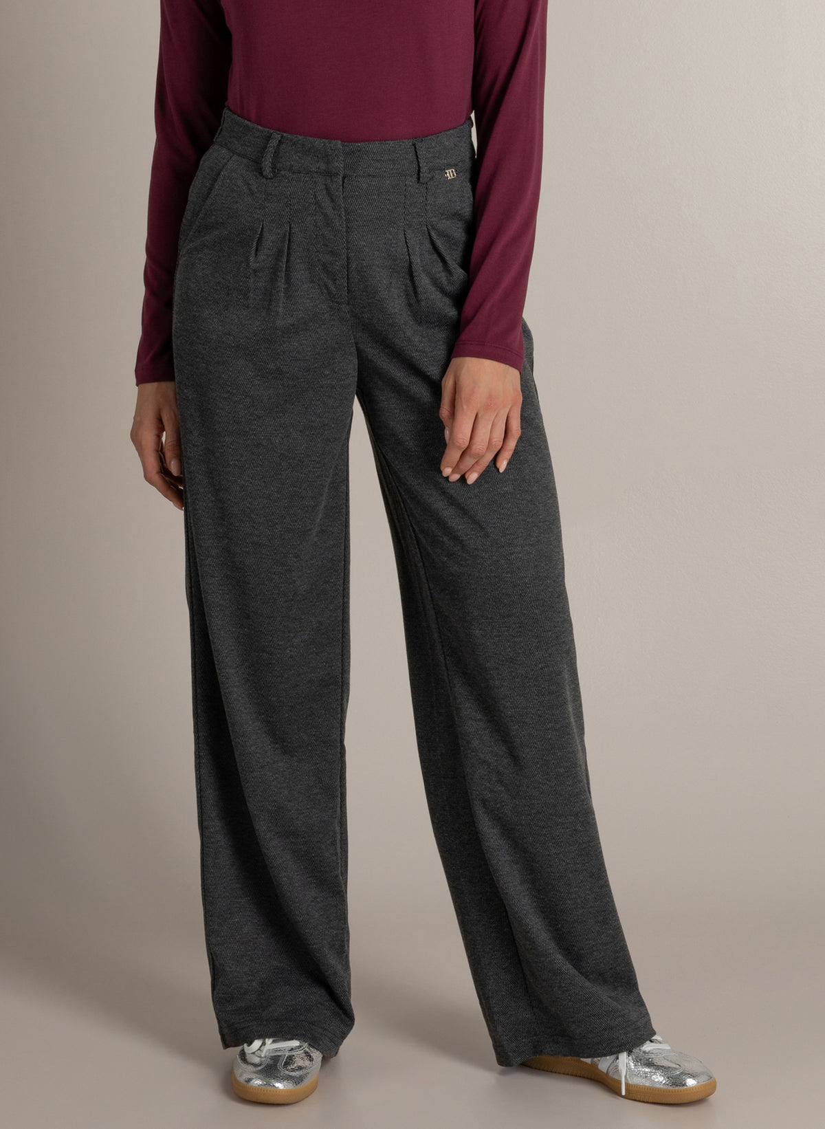 Donkeregrijze broek met wijde pijpen, taille met knoop en plooien, steekzakken
