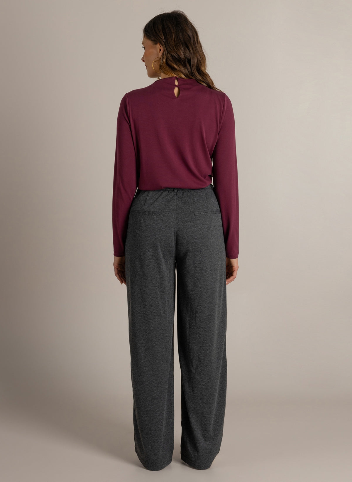 Donkeregrijze broek met wijde pijpen en riemlussen, achteraanzicht