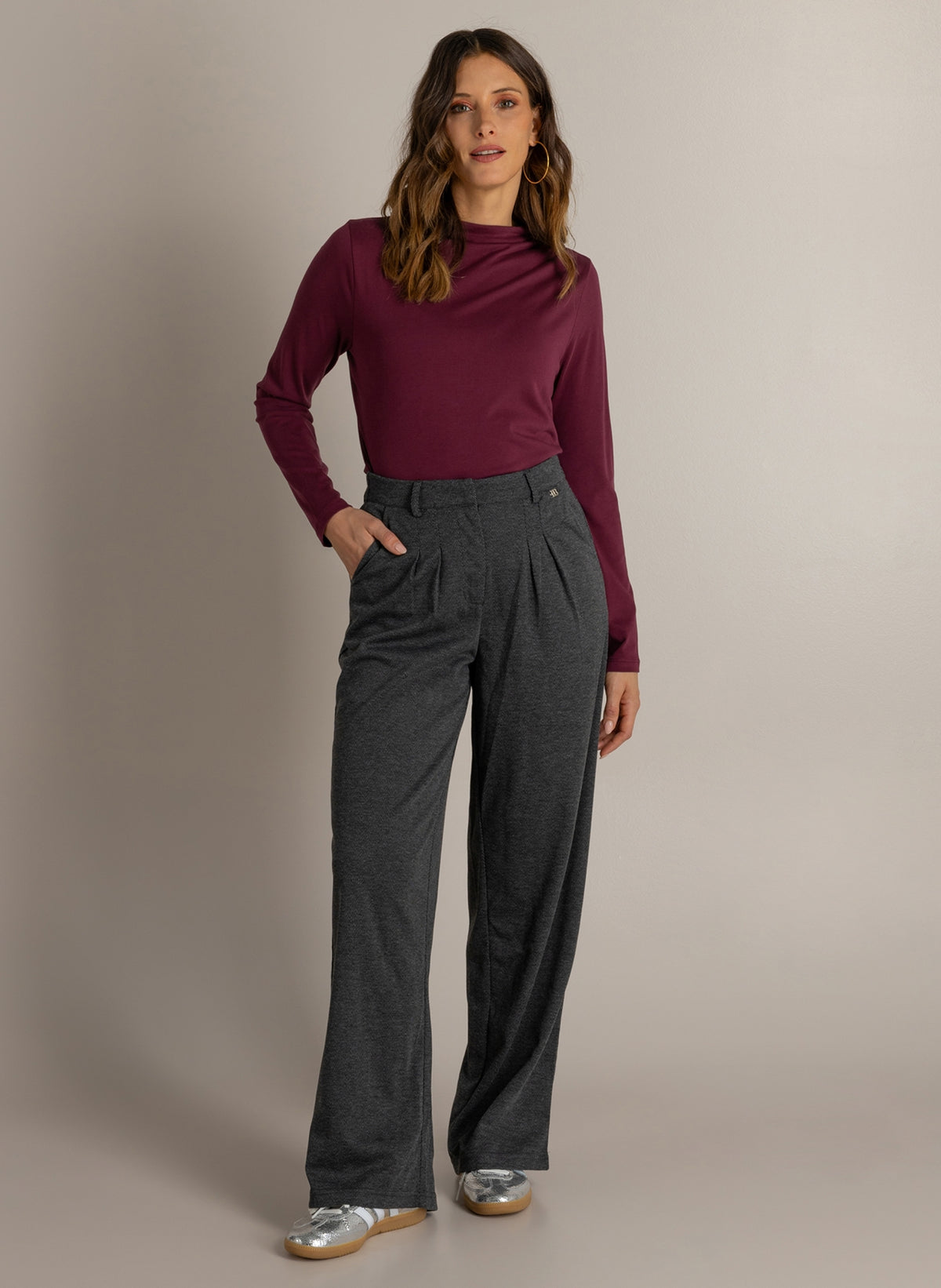 Donkeregrijze broek met wijde pijpen, taille met knoop en plooien, zijzakken