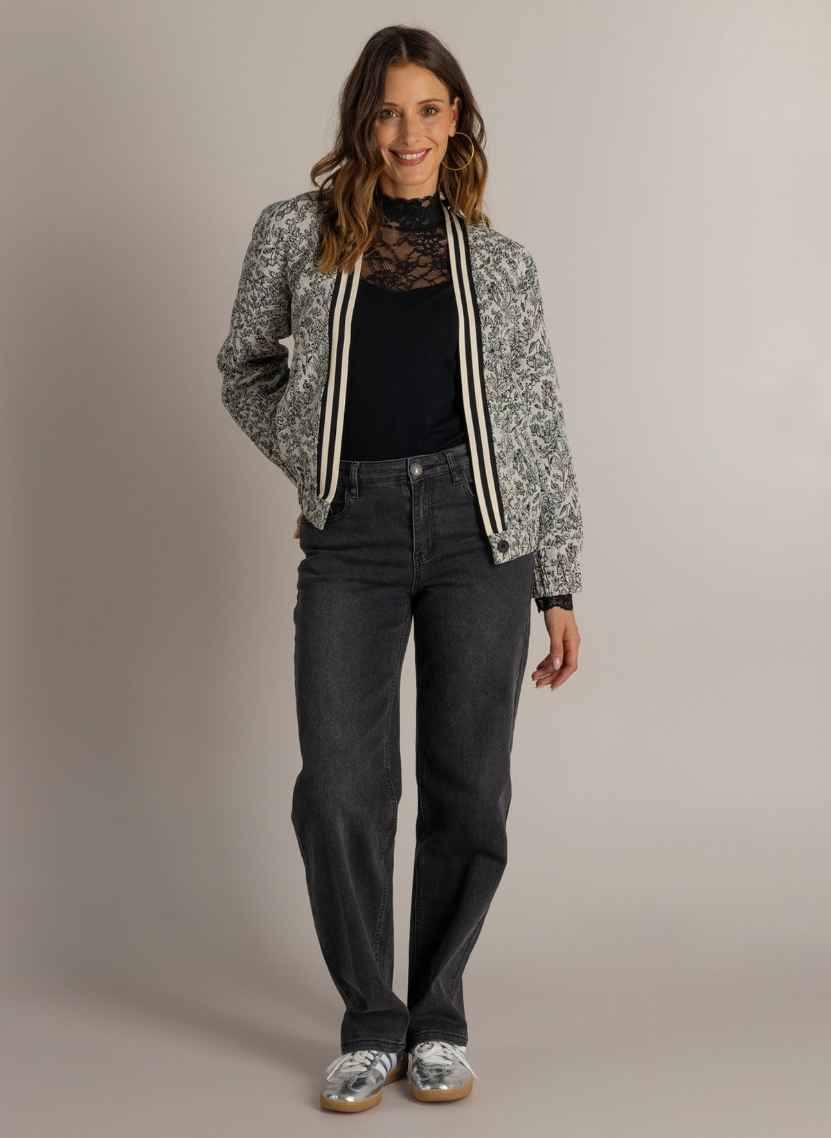 Cropped jasje met V-hals en lange mouwen; zwart-wit patroon met contraststrepen