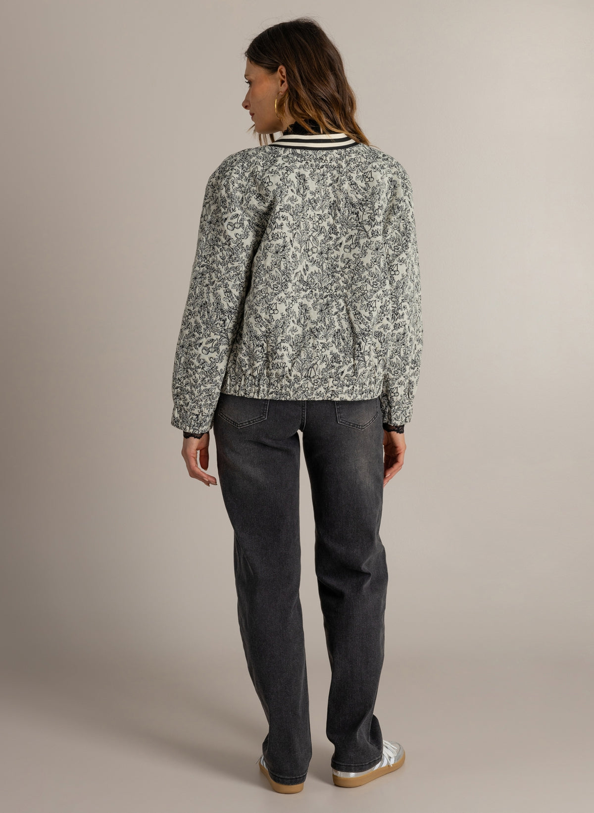 Cropped jasje met lange mouwen en zwart-wit print, achterkant met ronde zoom
