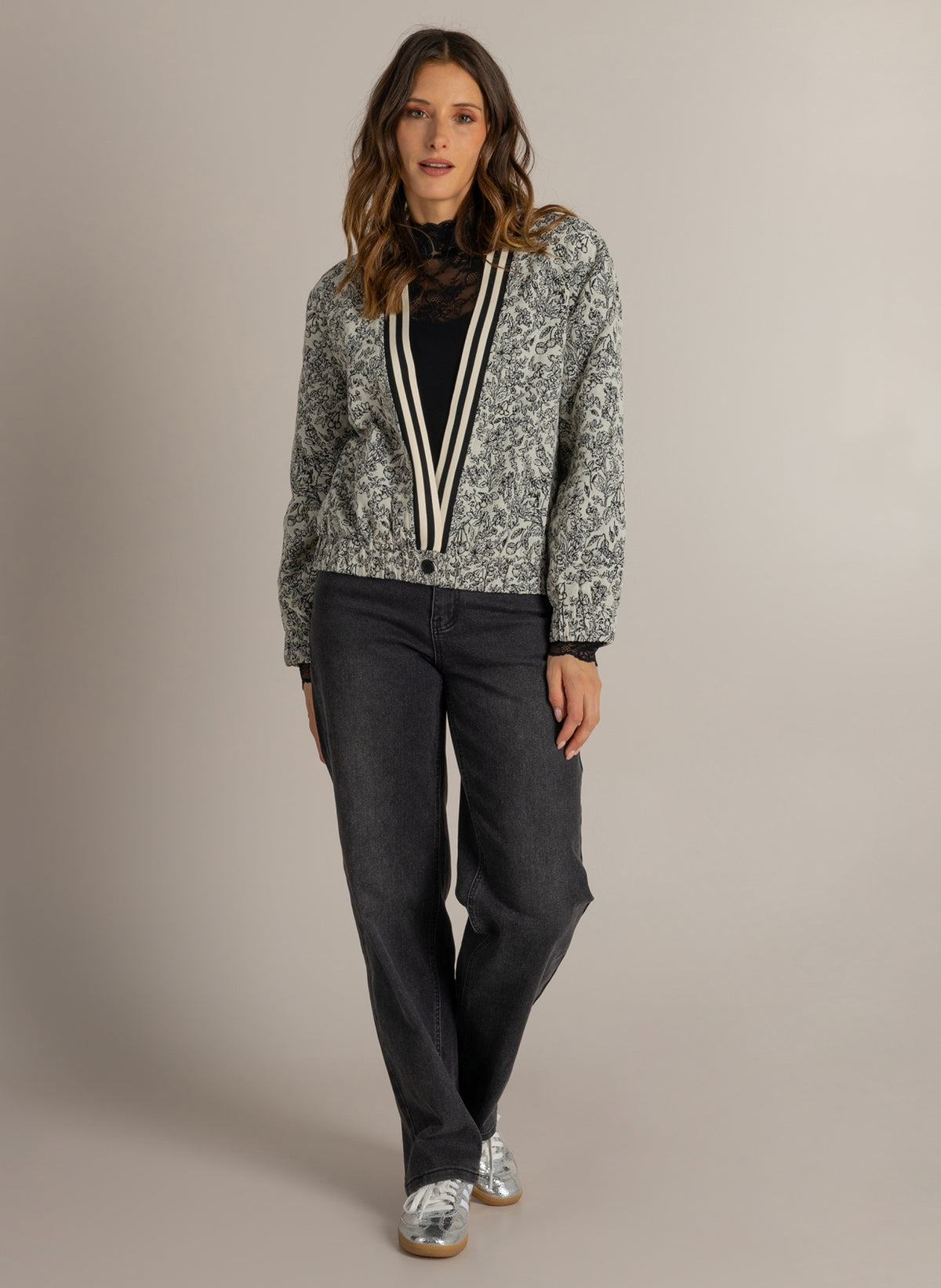 Cropped jasje met V-hals; zwart-wit bloemenprint en dubbele biezen met strepen