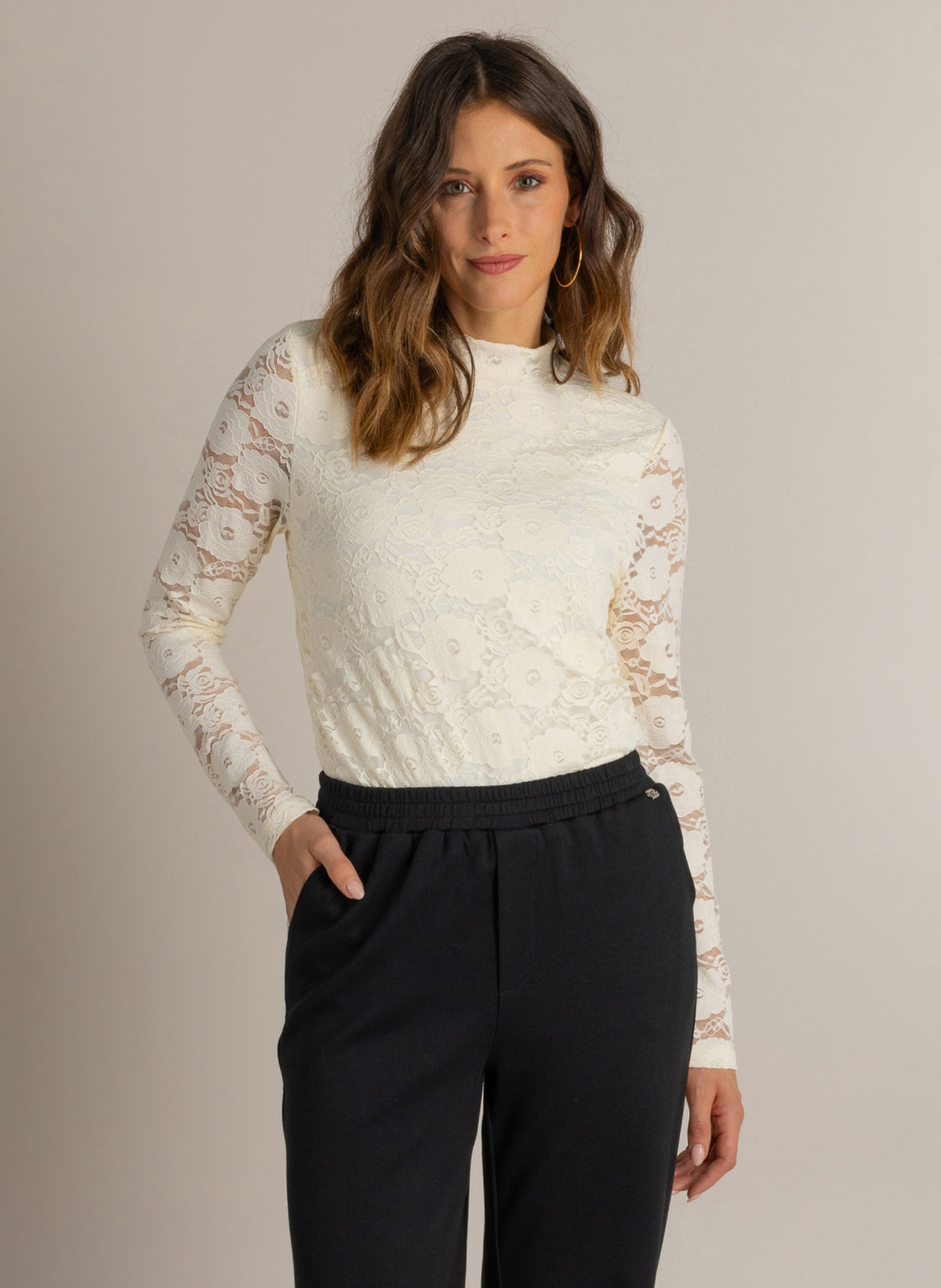 Offwhite kanten top met hoge ronde hals en lange mouwen