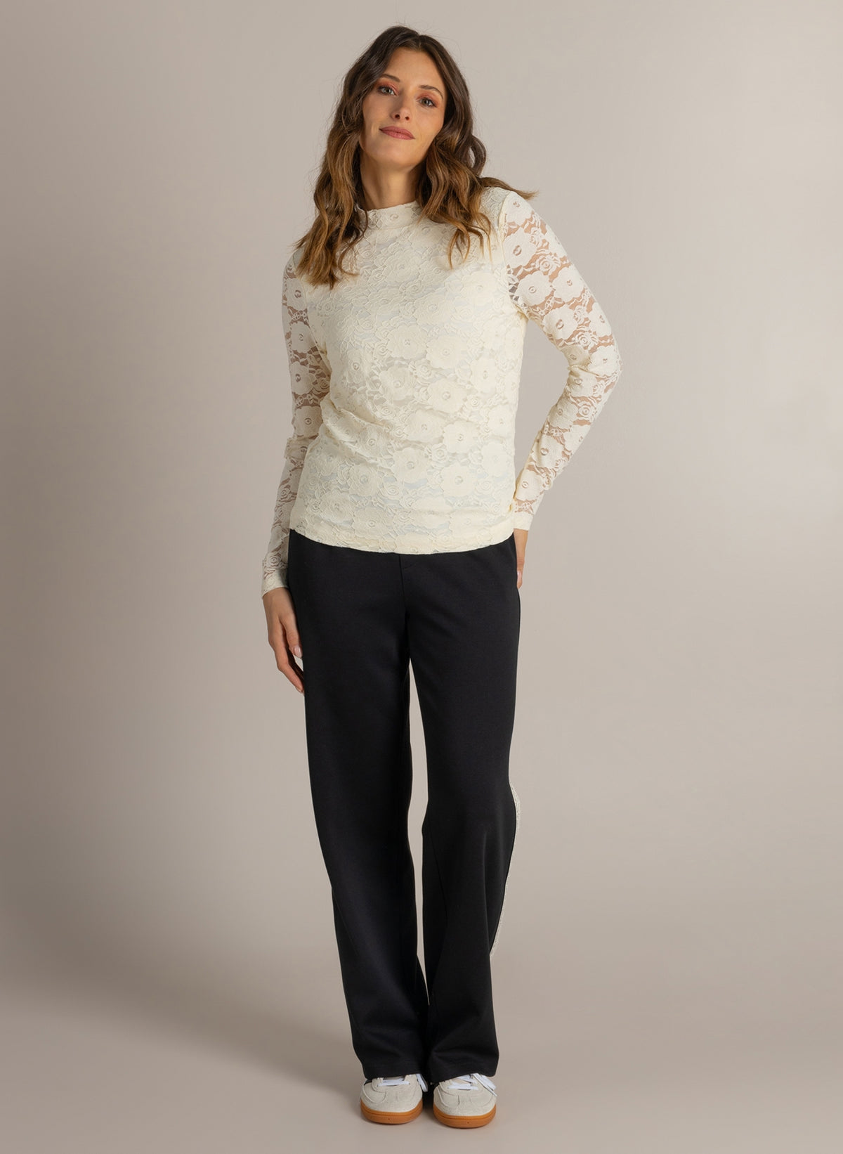 Offwhite kanten top met lange mouwen en hoge ronde hals, getailleerd
