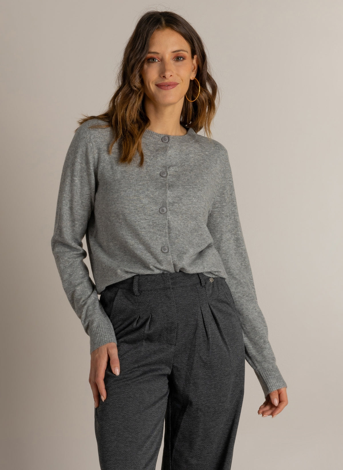 Grijze melange vest met V-hals knopen en witte kraag