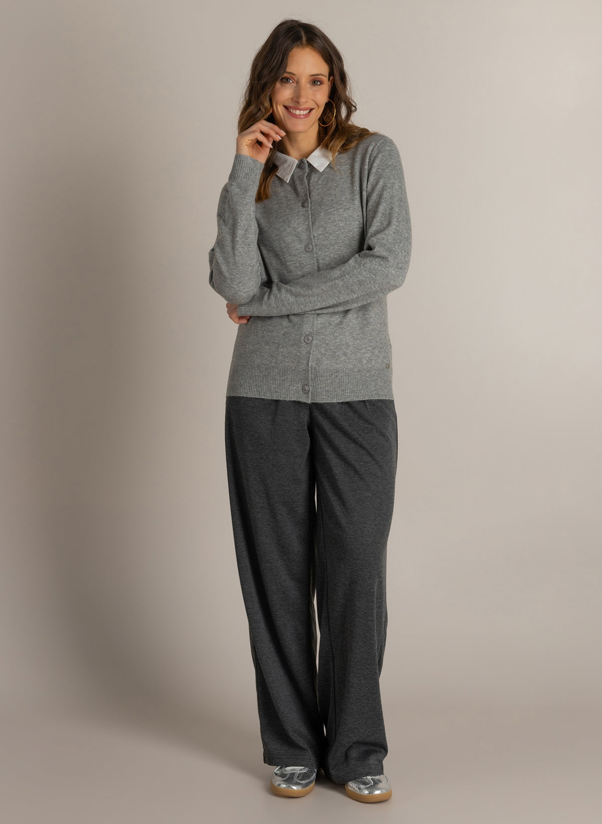 Grijs melange vest met witte kraag en knoopsluiting, lange mouwen