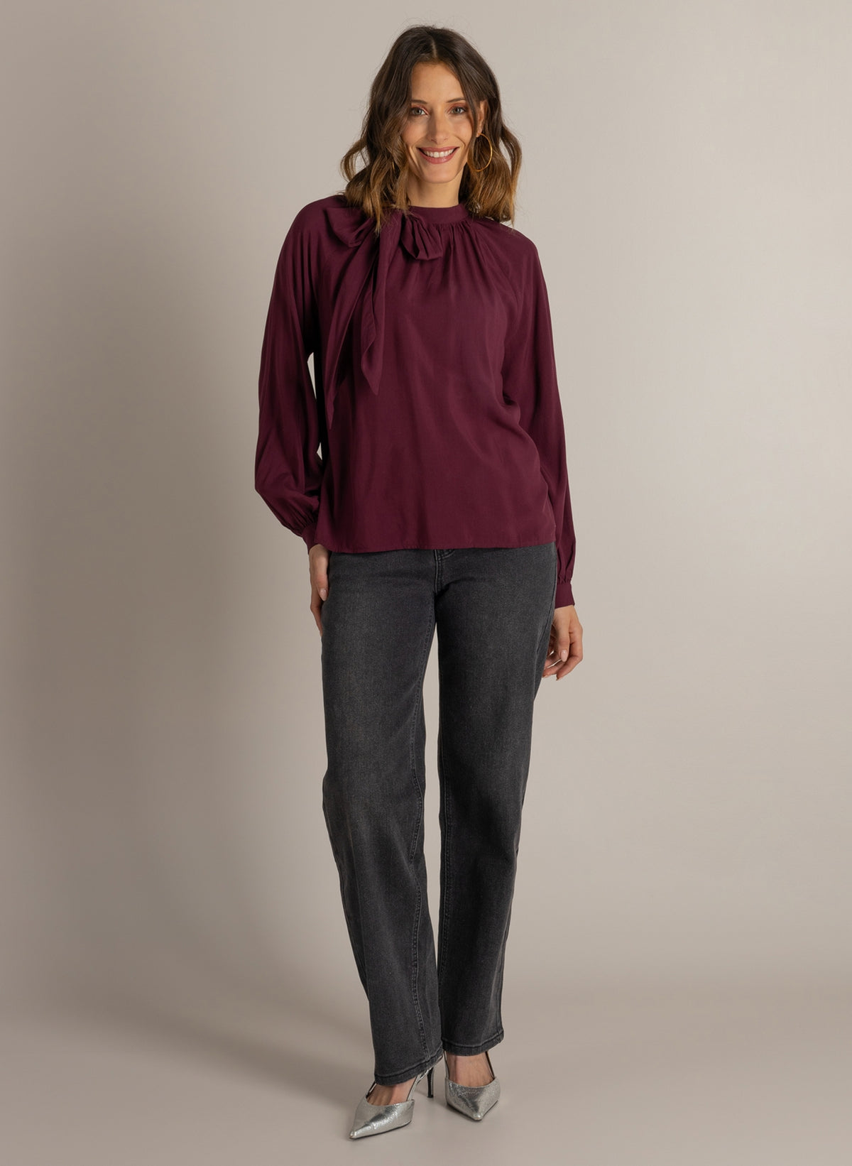 Donkerwijnrode blouse met ronde hals en strik, lange ballonmouwen