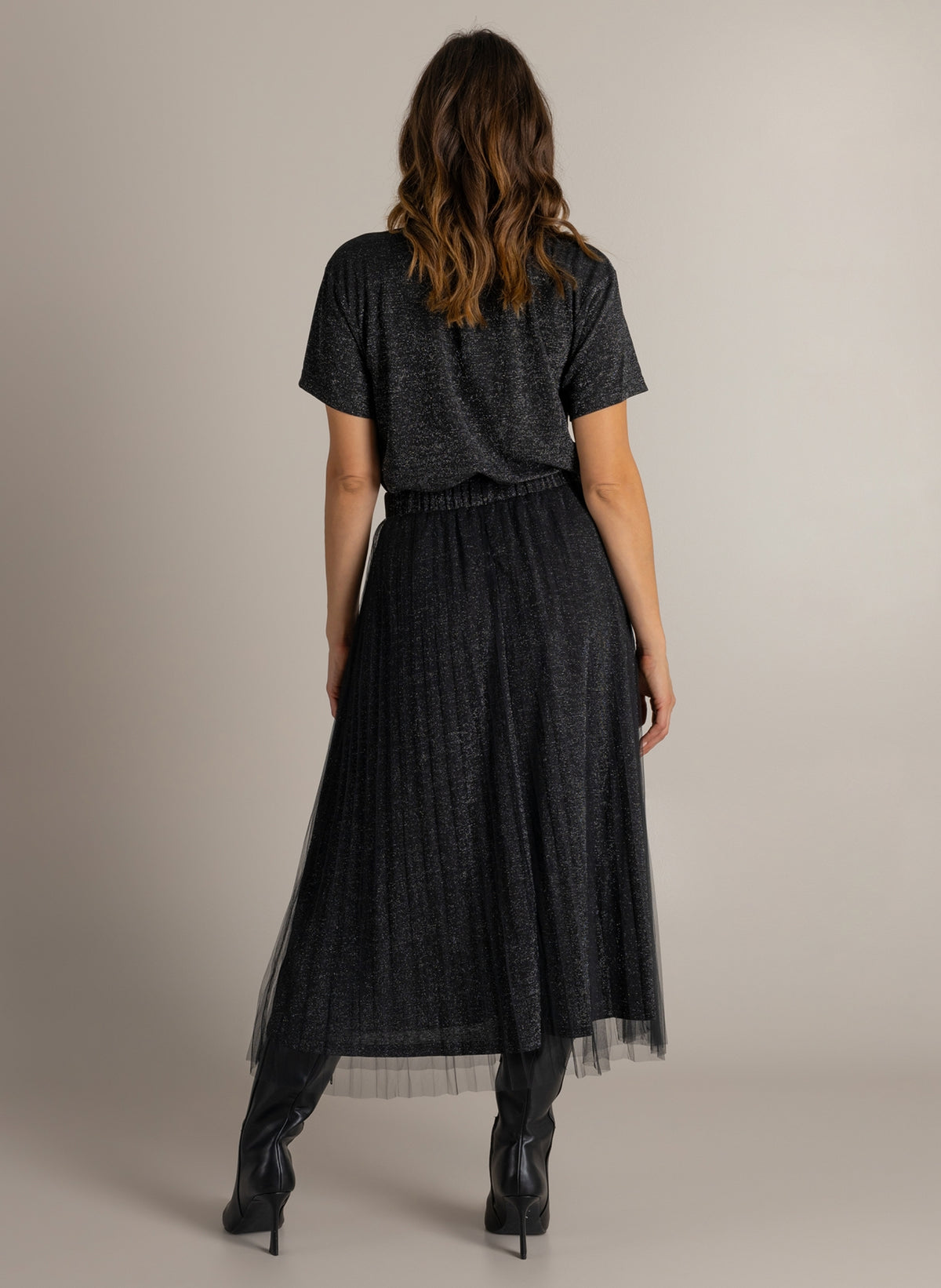 Zwarte glanzende jurk met korte mouwen en elastische taille, lange rok