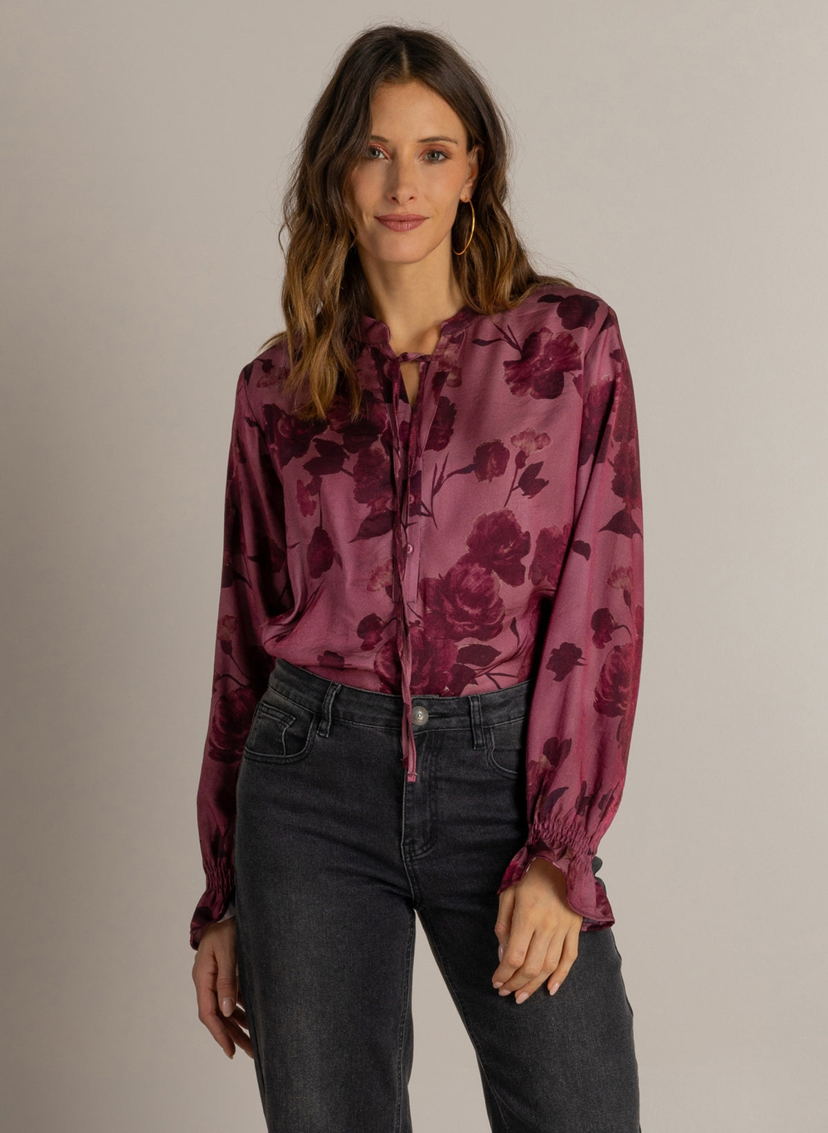 Roze bloemenprint blouse met opstaande kraag en knoopsluiting, lange mouwen