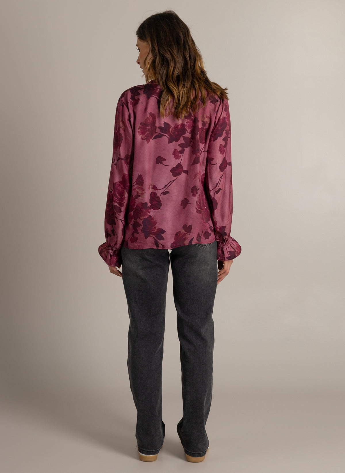 Roze bloemenprint blouse, achterkant met lange mouwen en elastische tailleband