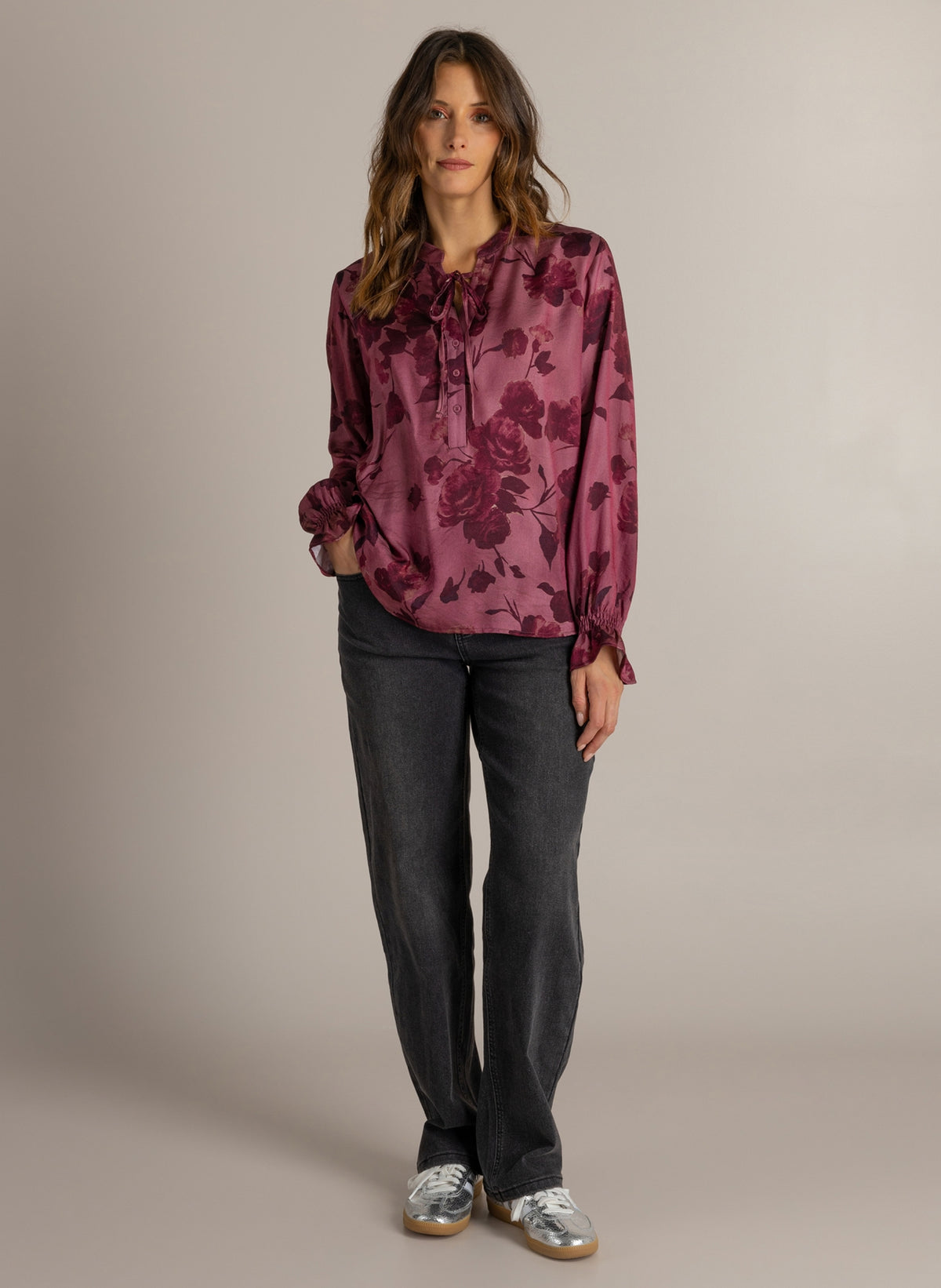 Roze bloemenprint blouse met elastische manchetten, gedragen met donkere jeans