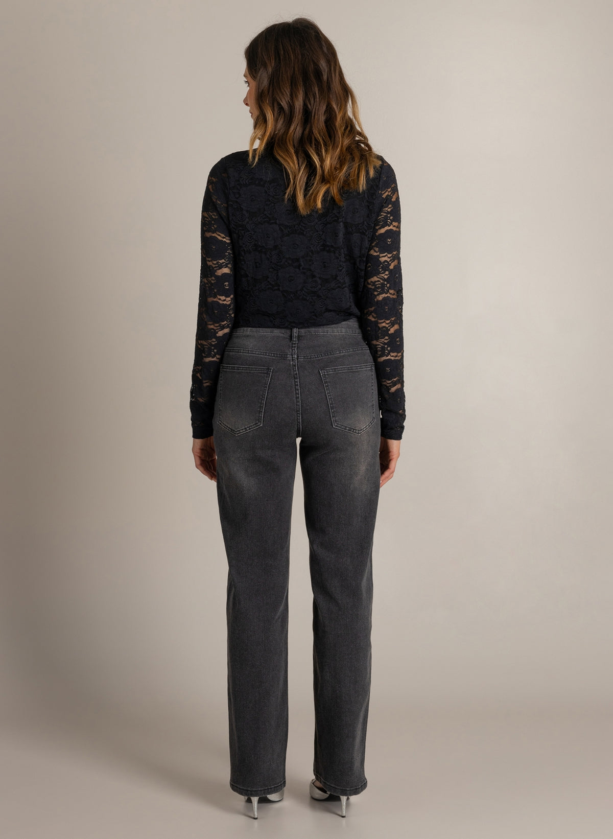 Donkere jeans met achterzakken en hoge taille, rechte pijpen