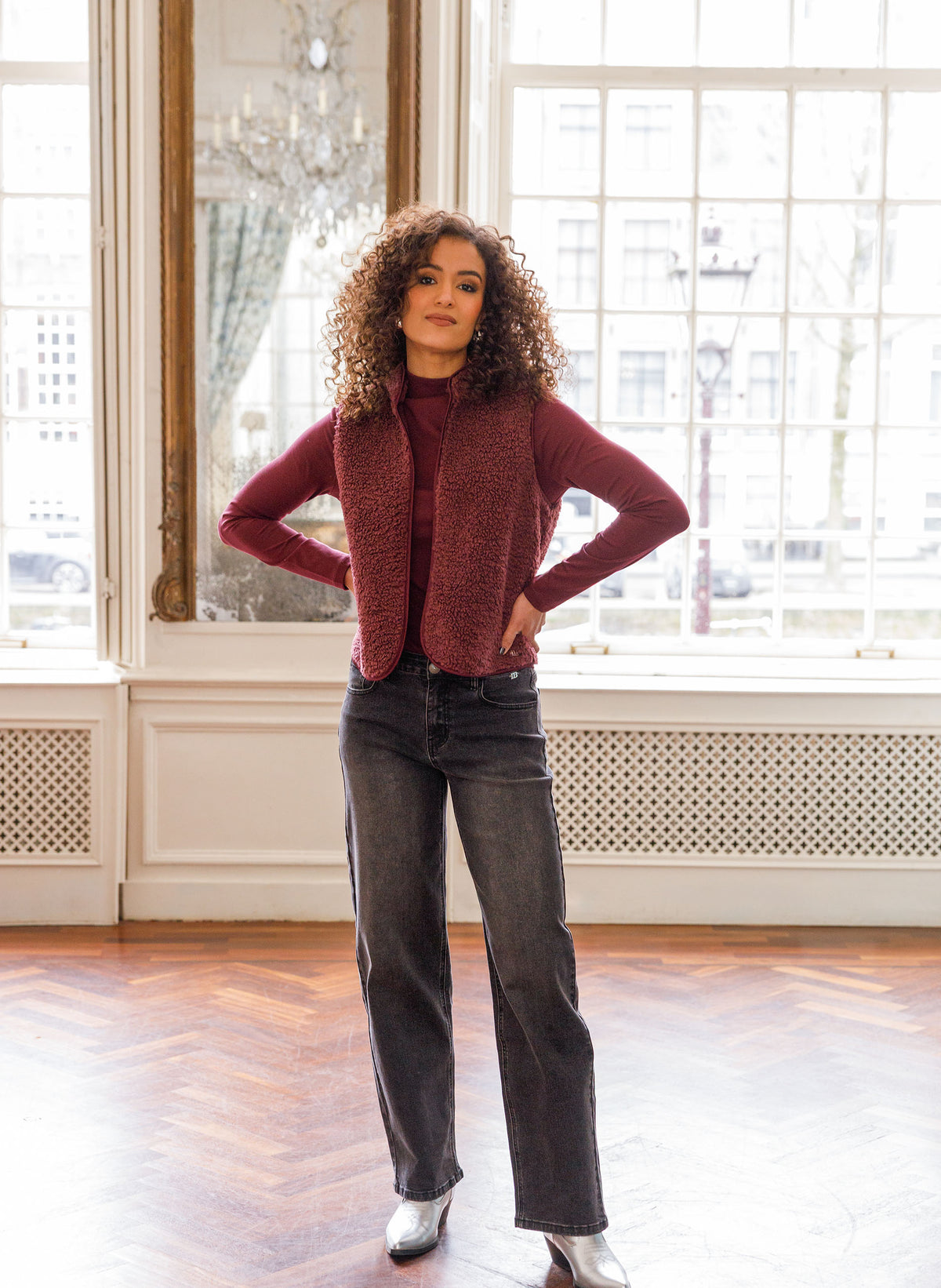Donkere jeans met hoge taille en rechte pijpen, knoopsluiting en zakken