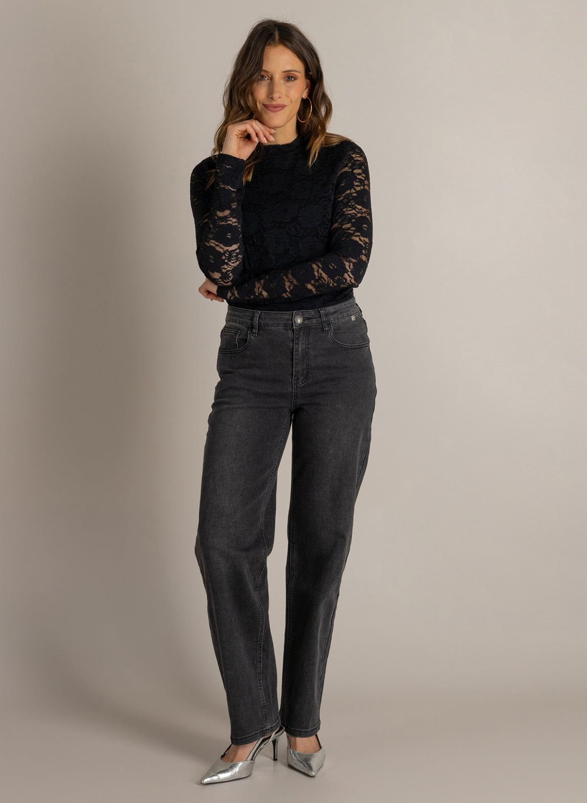 Donkere jeans met hoge taille, rechte pijpen en knoopsluiting, licht vervaagd