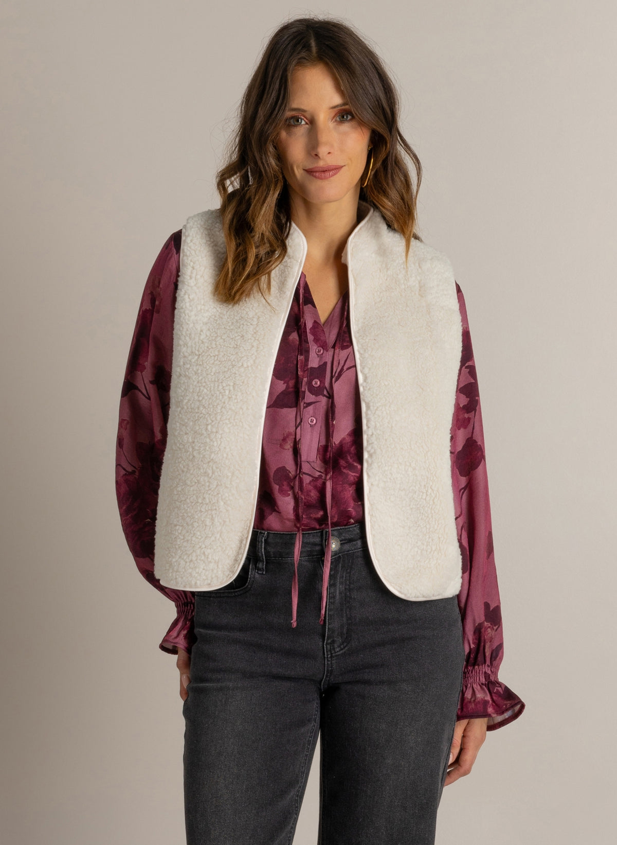 Ivy Beau gilet Moira in crèmekleurige teddy met opstaande kraag en rits vooraan