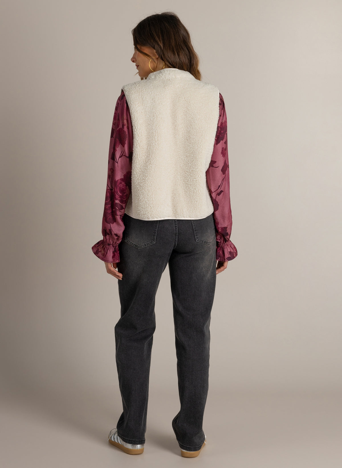 Ivy Beau gilet Moira in crèmekleurige teddy met opstaande kraag, achterkant zichtbaar