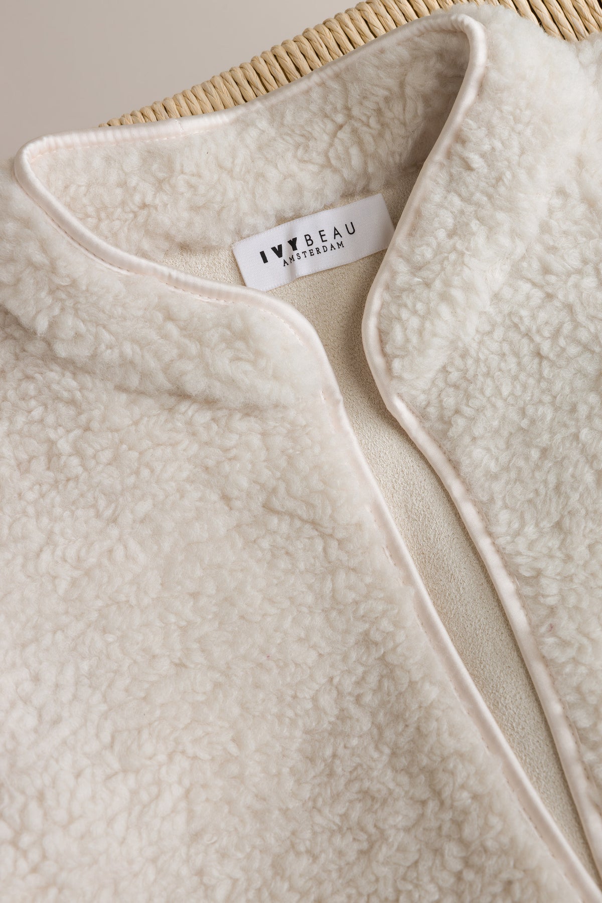 Ivy Beau gilet Moira crèmekleurig teddy gilet met IVYBEAU-label bij de hals