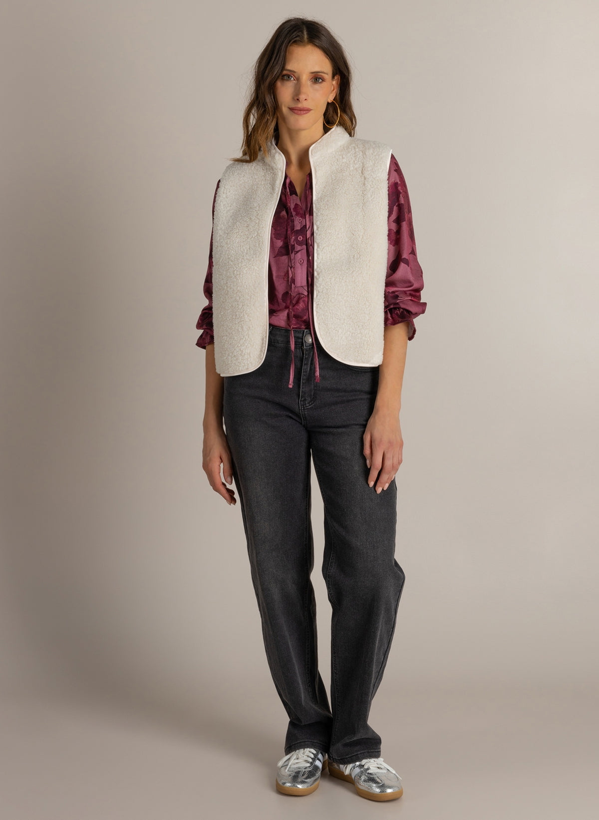 Ivy Beau gilet Moira crèmekleurige teddy, opstaande kraag, mouwloos met rits