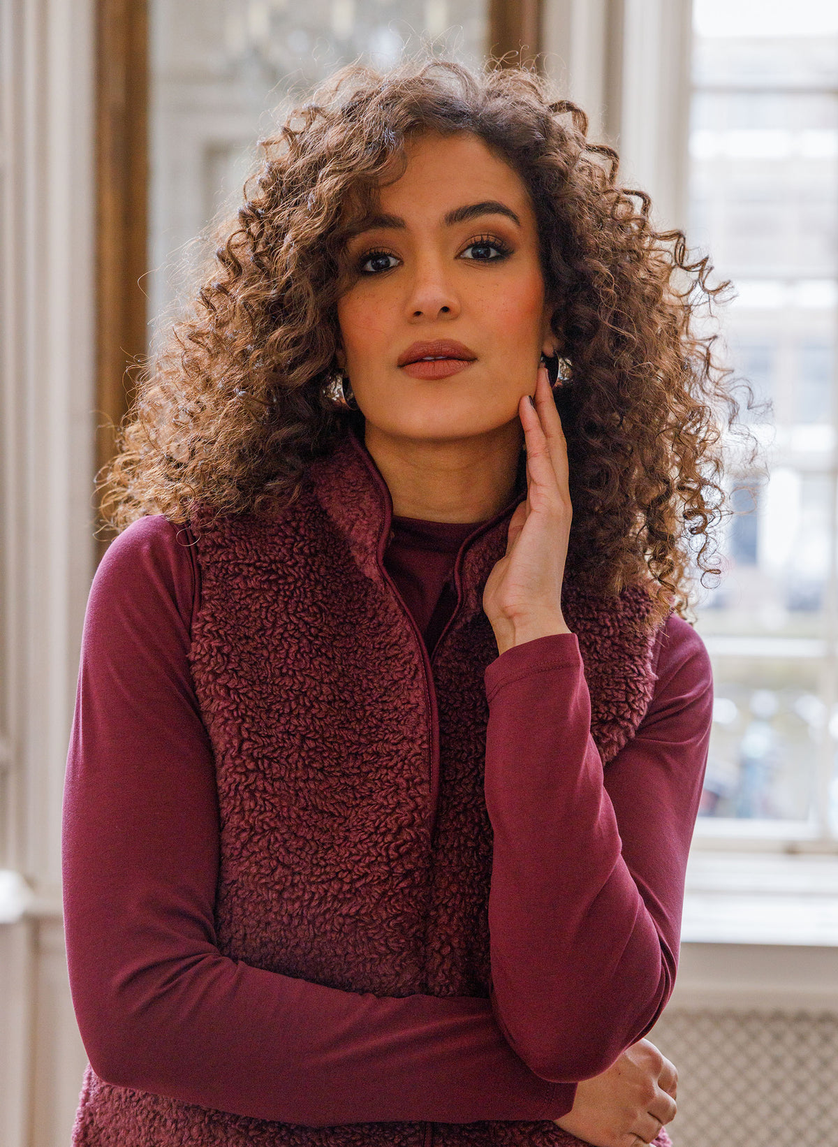 Bordeauxrood teddy gilet met rits en hoge kraag, mouwloos, textuurweefsel